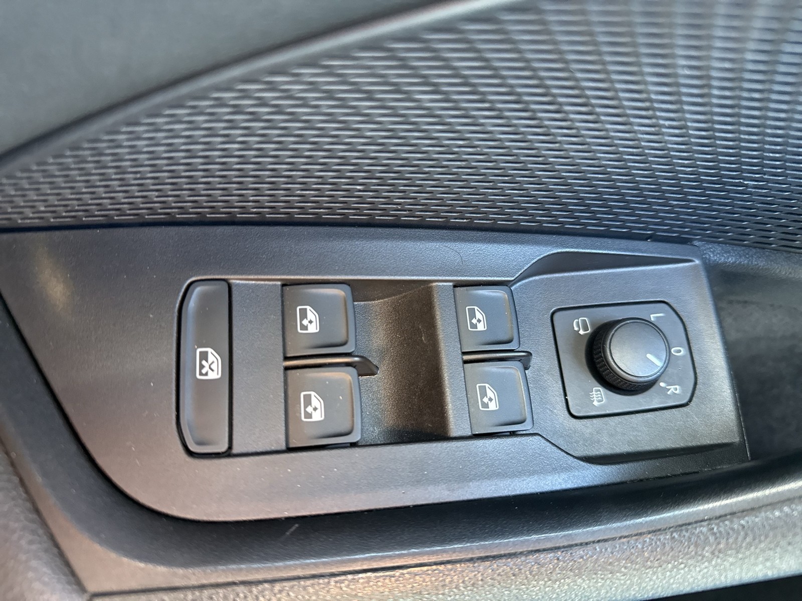 Skoda Octavia Combi 2.0 STYLE AHK NAVI LM17 CARPLAY