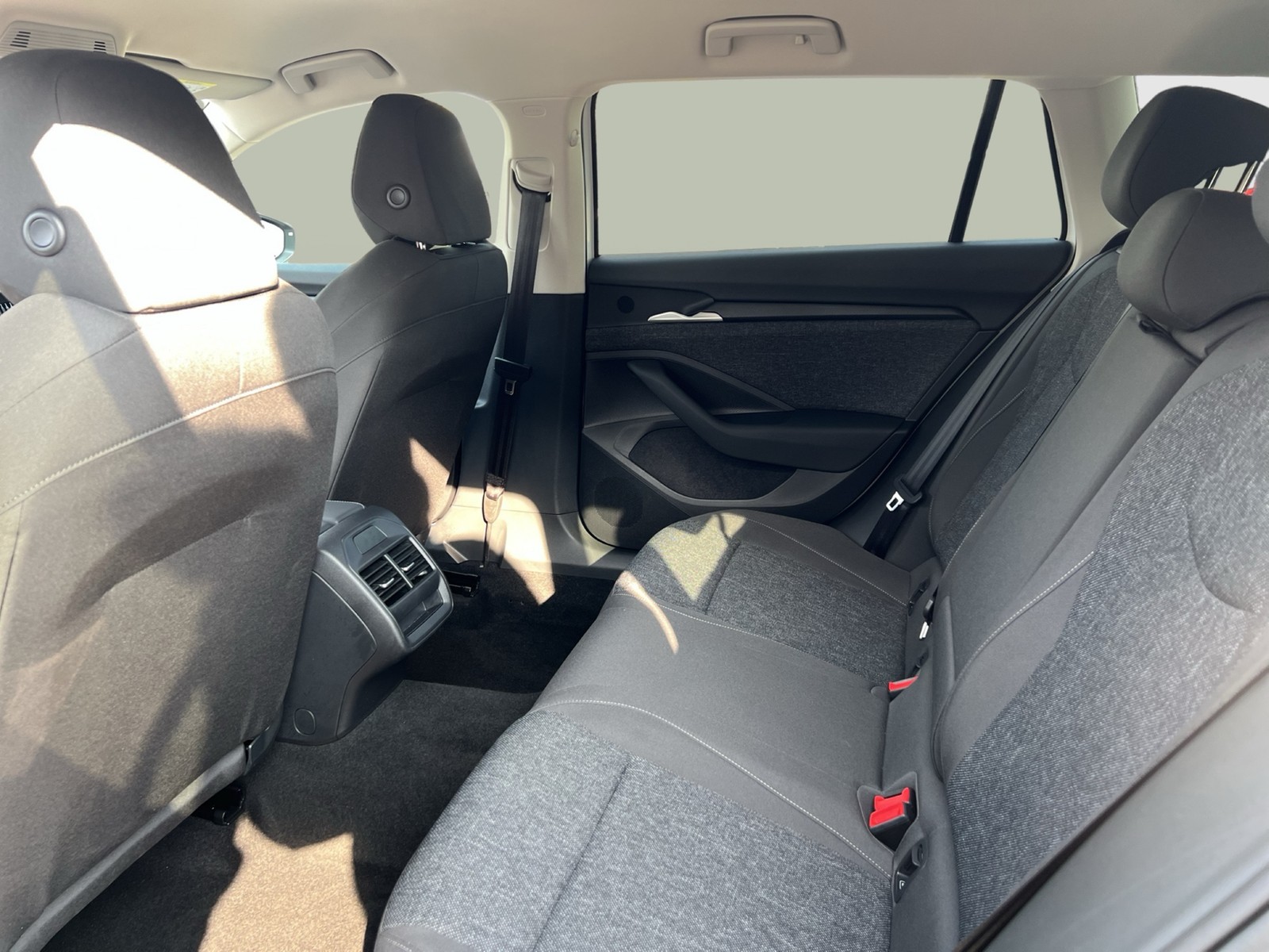 Skoda Superb Combi 1.5eTSI CAM ACC NAVI CARPLAY SITZHZ