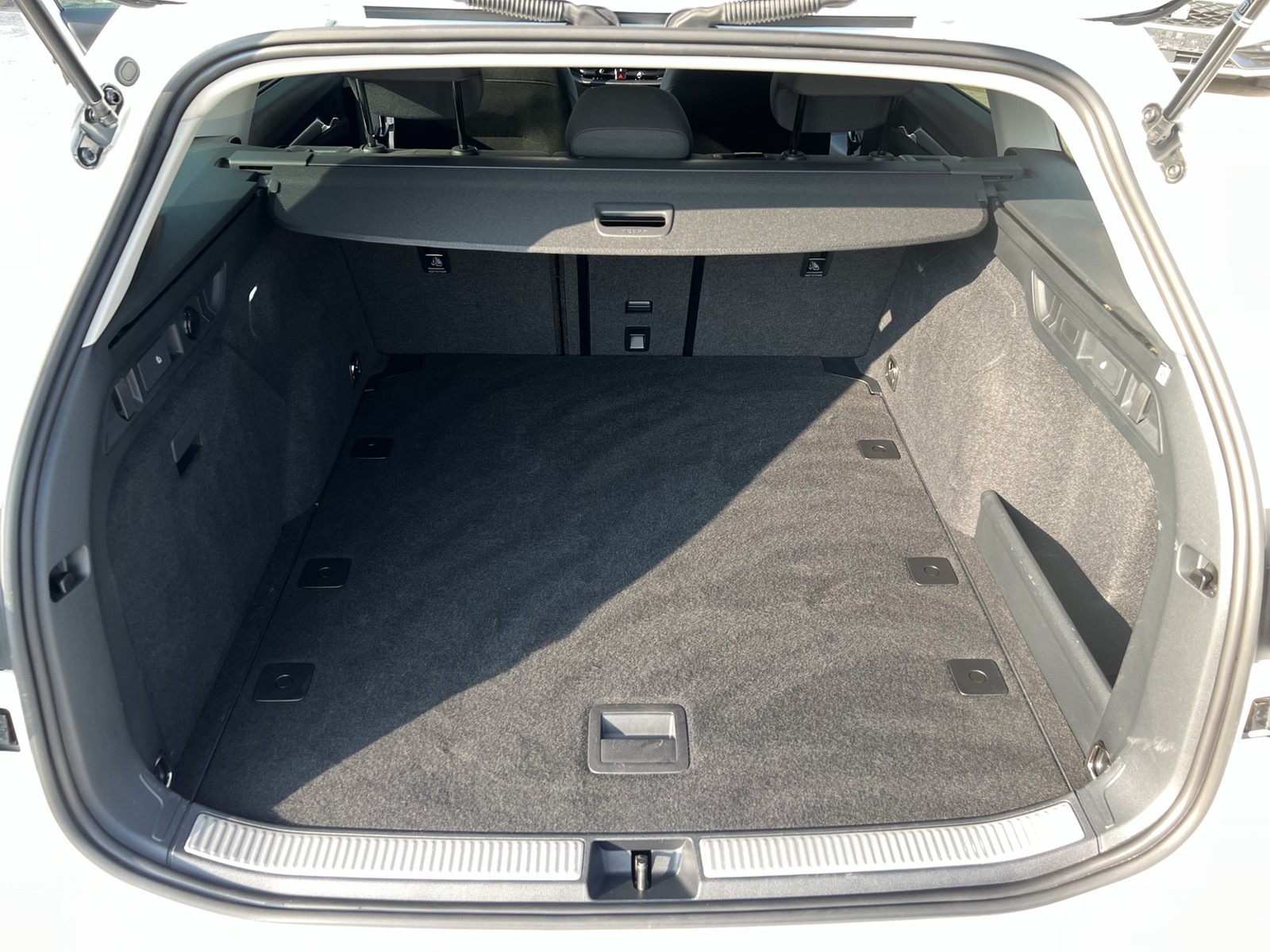 Skoda Superb Combi 1.5eTSI CAM ACC NAVI CARPLAY SITZHZ