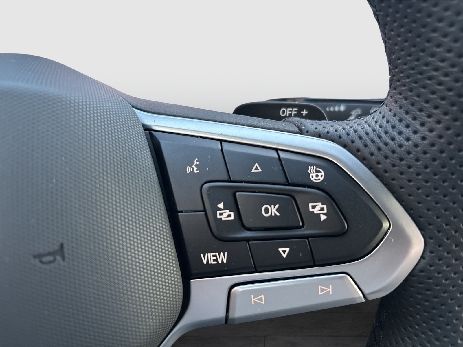 Volkswagen Golf VIII Variant R-LINE NAVI PANO KAMERA ALU18