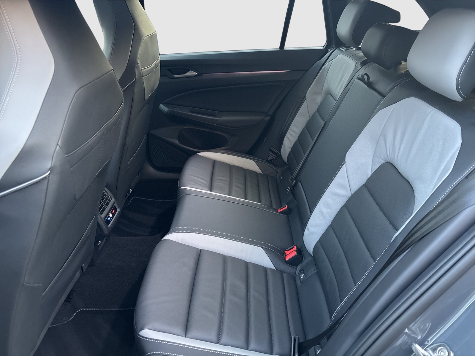 Volkswagen Golf VIII Variant R-LINE NAVI PANO KAMERA ALU18