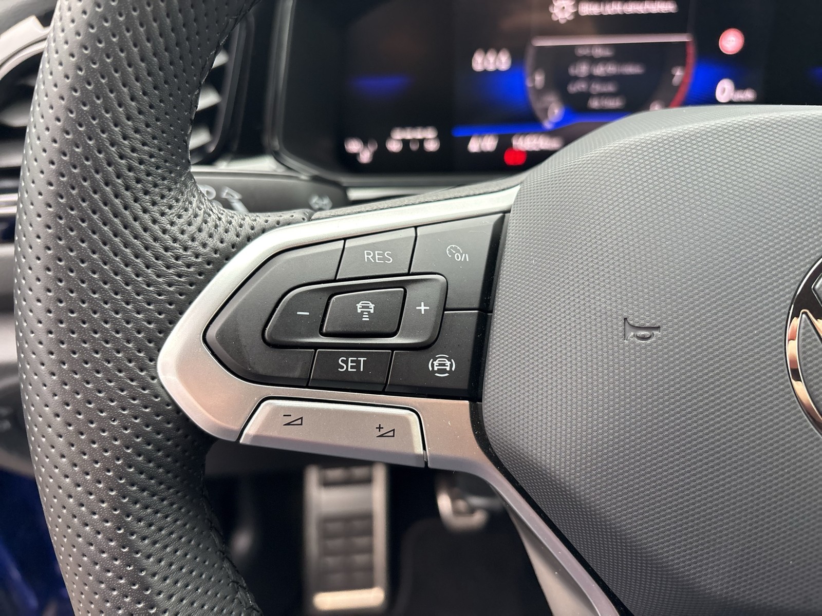 Volkswagen T-Roc 1.0 R-LINE BLACK STYLE ACC LED+ ALU18 NAVI