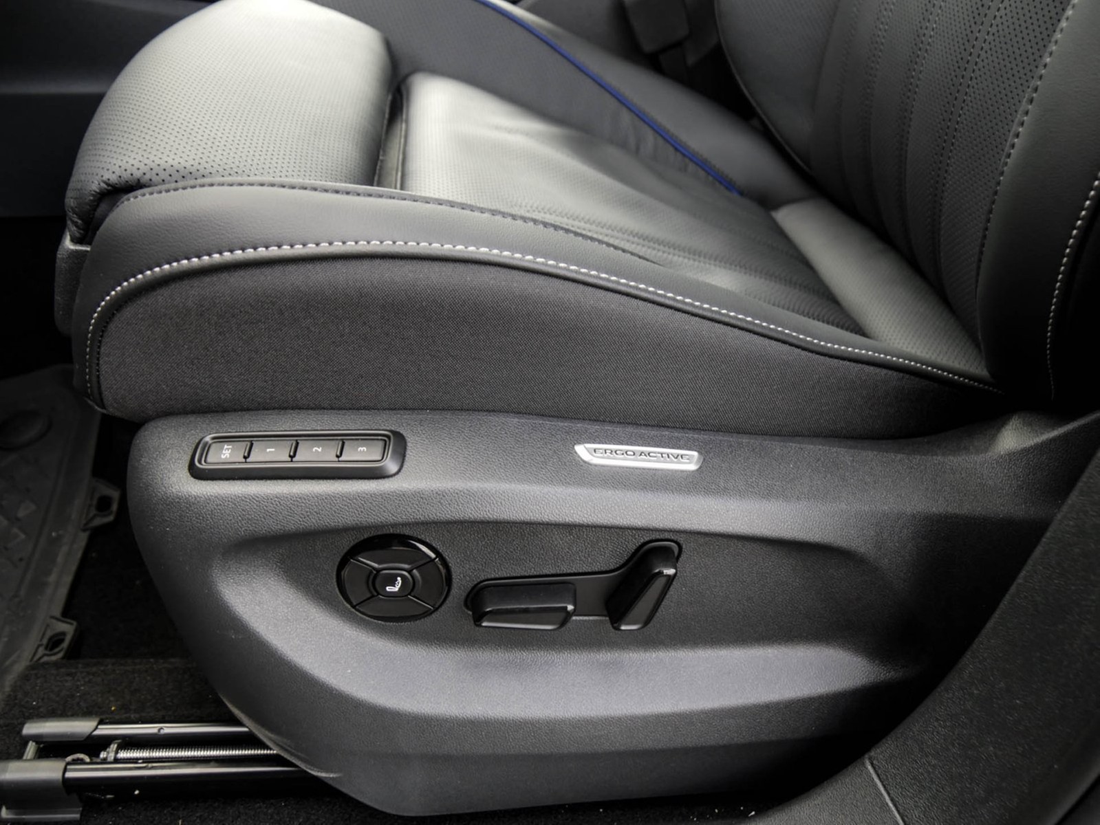 Volkswagen Tiguan 2.0 R-LINE 4X4 NEUESMODELL LEDER PANO 20Z