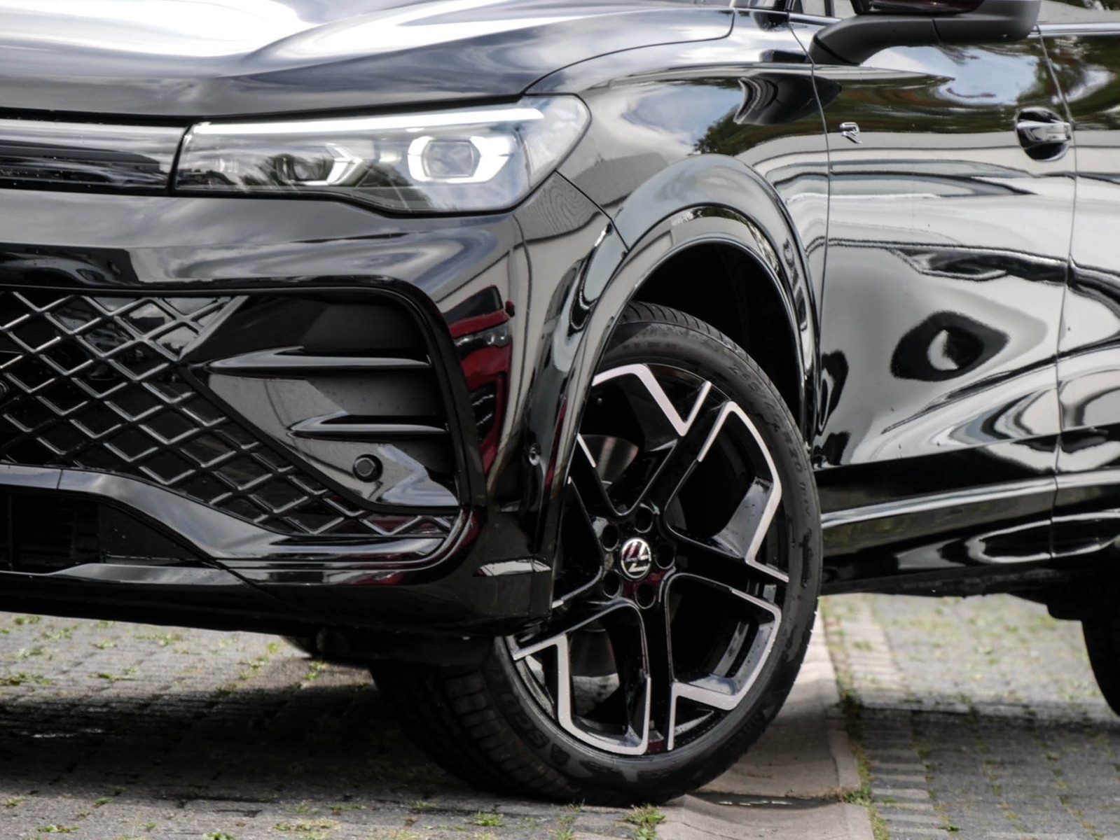 Volkswagen Tiguan 2.0 R-LINE 4X4 NEUESMODELL LEDER PANO 20Z