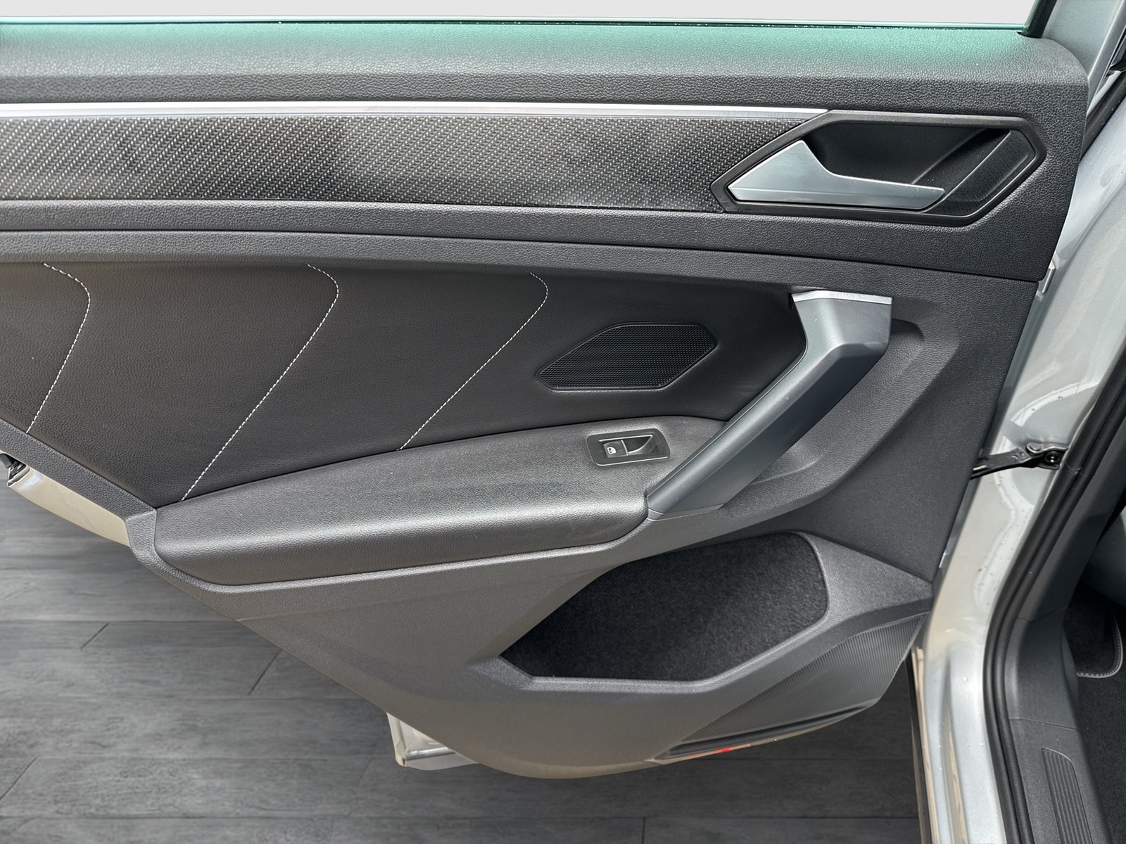 Volkswagen Tiguan 2.0 R-LINE LEDER AHK CAM ACC LM19 NAVI