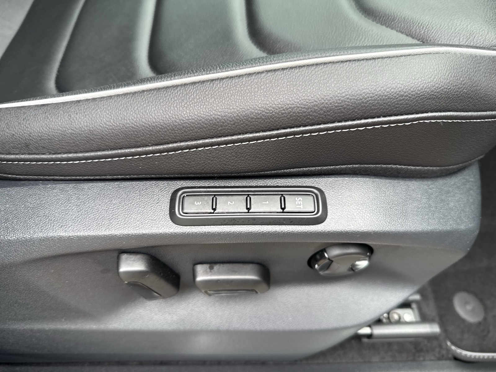 Volkswagen Tiguan 2.0 R-LINE LEDER AHK CAM ACC LM19 NAVI