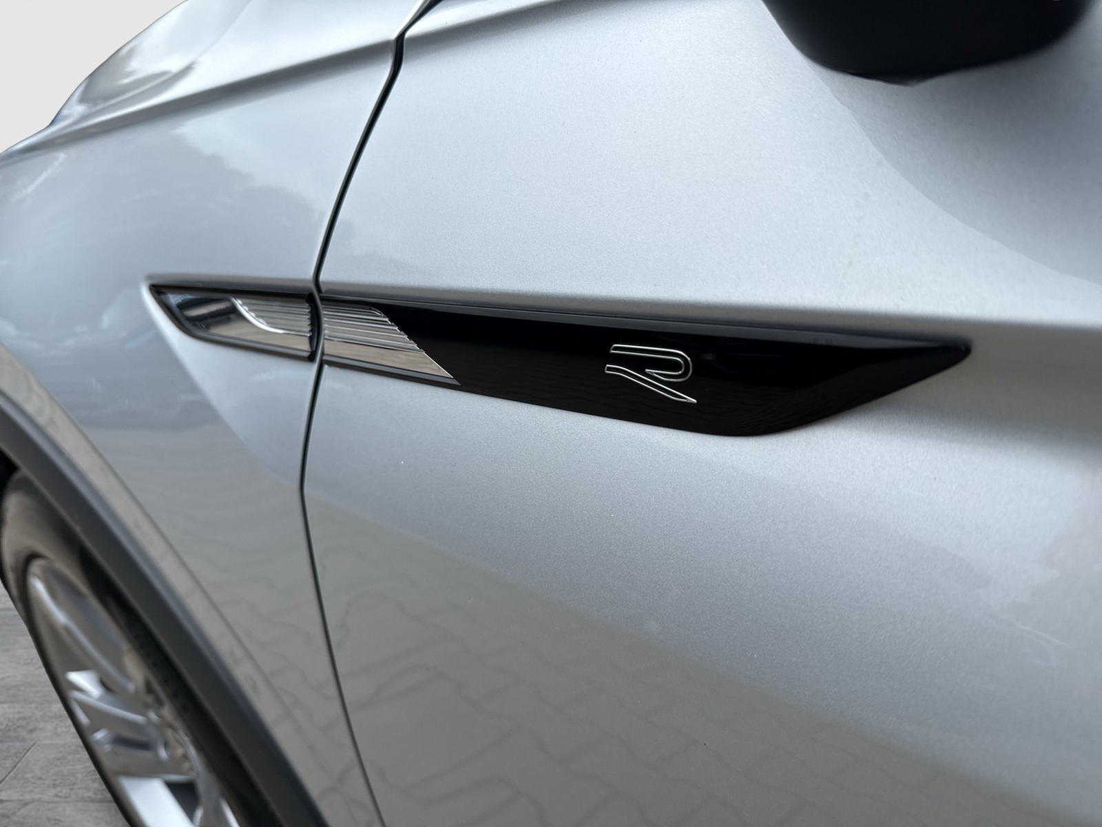 Volkswagen Tiguan 2.0 R-LINE LEDER AHK CAM ACC LM19 NAVI