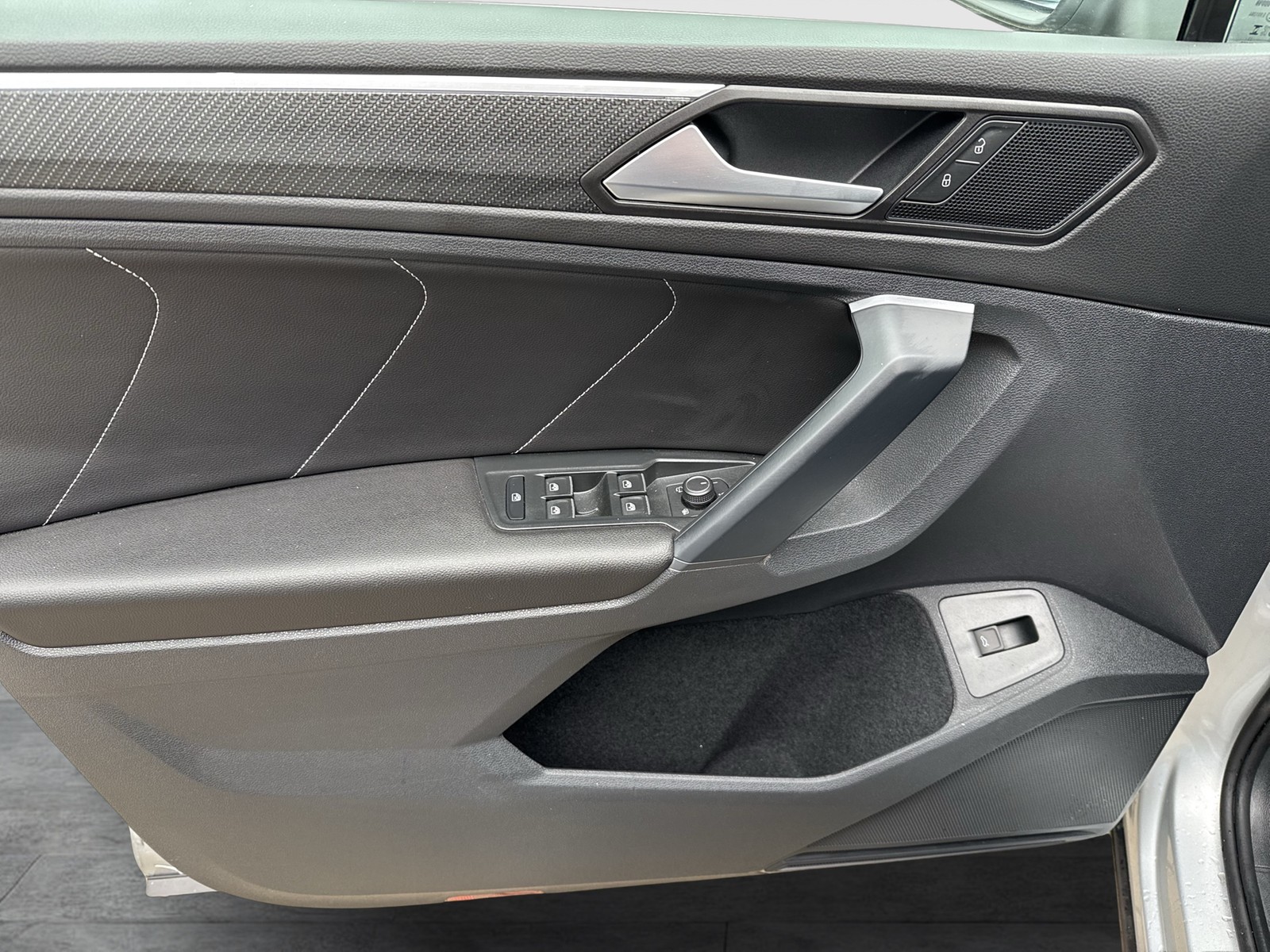 Volkswagen Tiguan 2.0 R-LINE LEDER AHK CAM ACC LM19 NAVI