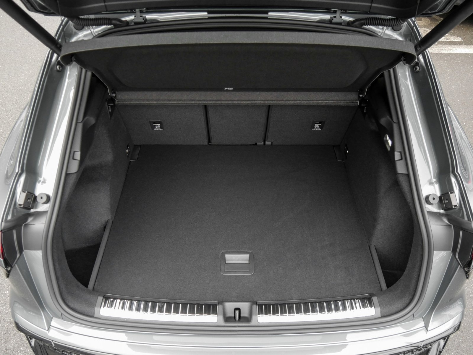 Audi Q3 SUV TFSI quattro S tronic S Line AHK+Sonnenschutzverglasung+Komfortschlüssel+Fernlichtassistent