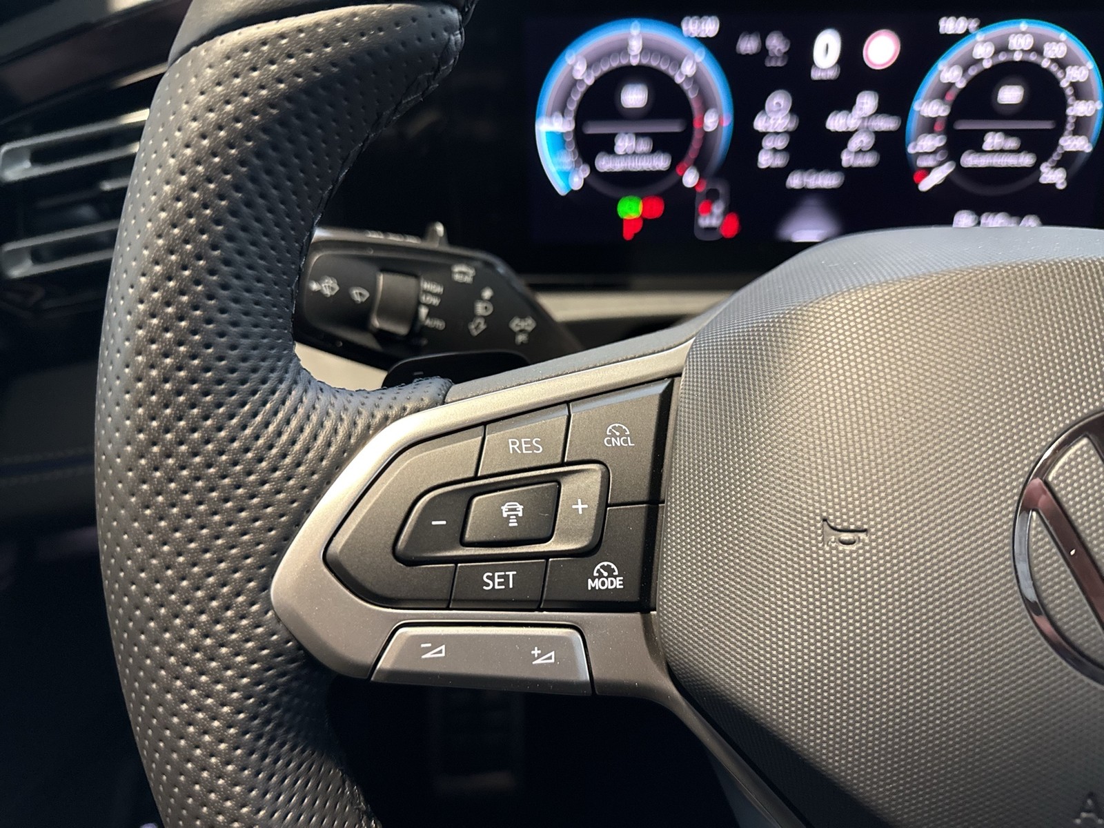 Volkswagen Tiguan 2.0 R-LINE DSG 4X4 BLACKSTYLE LEDER PANO