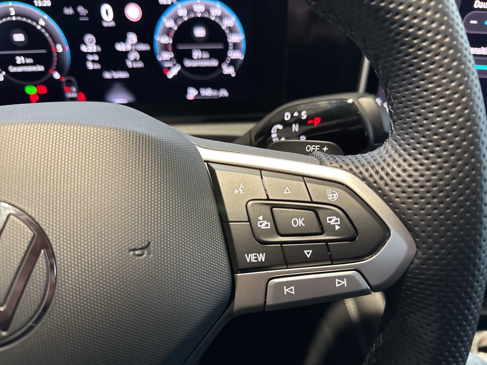 Volkswagen Tiguan 2.0 R-LINE DSG 4X4 BLACKSTYLE LEDER PANO