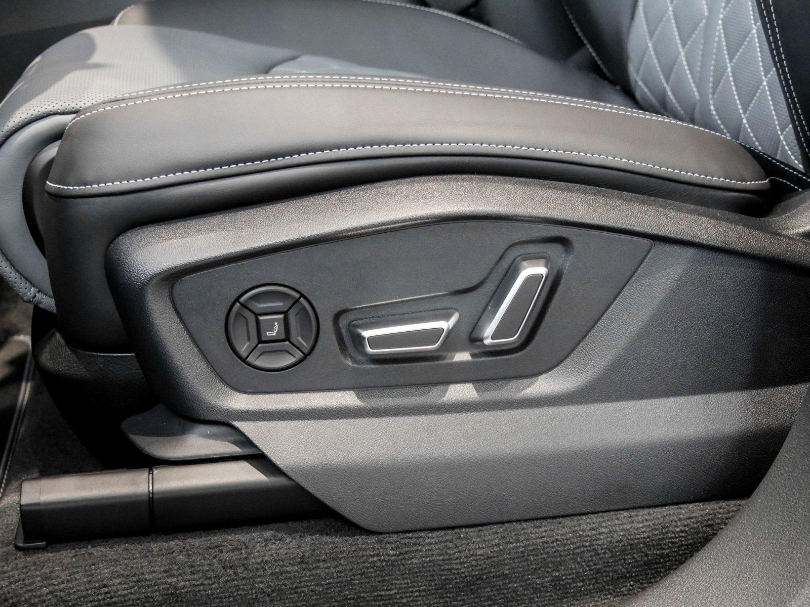 Audi Q7 50 TDI quattro tiptronic S Line B&O+PANO+AHK+Standheizung+Sonnenschutzverglasung+Sportsitze+Allradlenkung+Sonnenschutzrollo