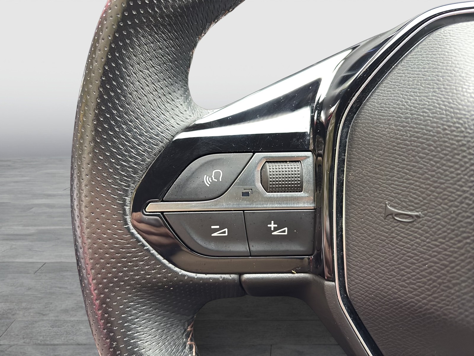 Peugeot 5008 1.6 Allure PANO 360CAM ALU18 SITZHEIZ LED