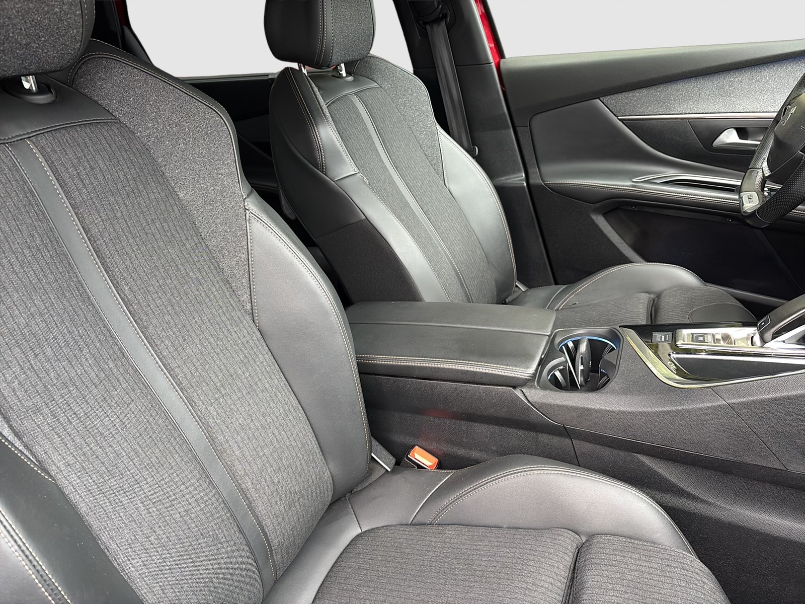 Peugeot 5008 1.6 Allure PANO 360CAM ALU18 SITZHEIZ LED