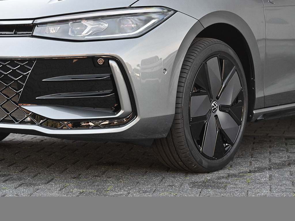 Volkswagen Passat Variant 2.0 TDI 4MOTION R-LINE DSG BLACKSTYLE PANO LEDER STANDHZG AHK