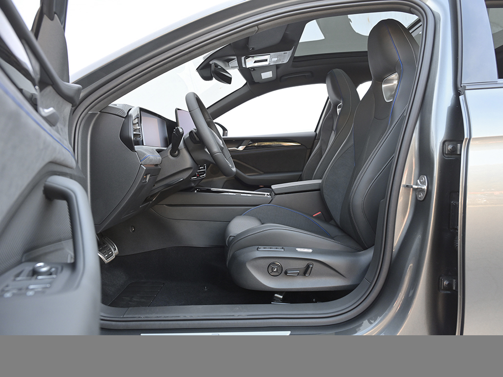 Volkswagen Passat Variant 2.0 TDI 4MOTION R-LINE DSG BLACKSTYLE PANO LEDER STANDHZG AHK