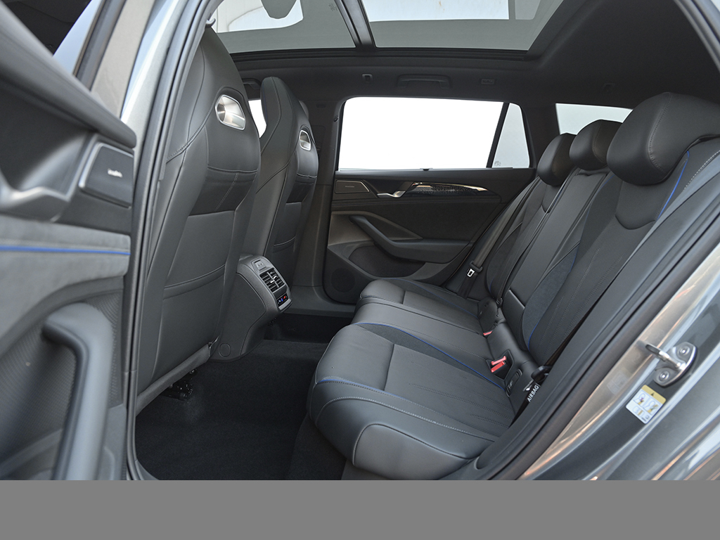 Volkswagen Passat Variant 2.0 TDI 4MOTION R-LINE DSG BLACKSTYLE PANO LEDER STANDHZG AHK