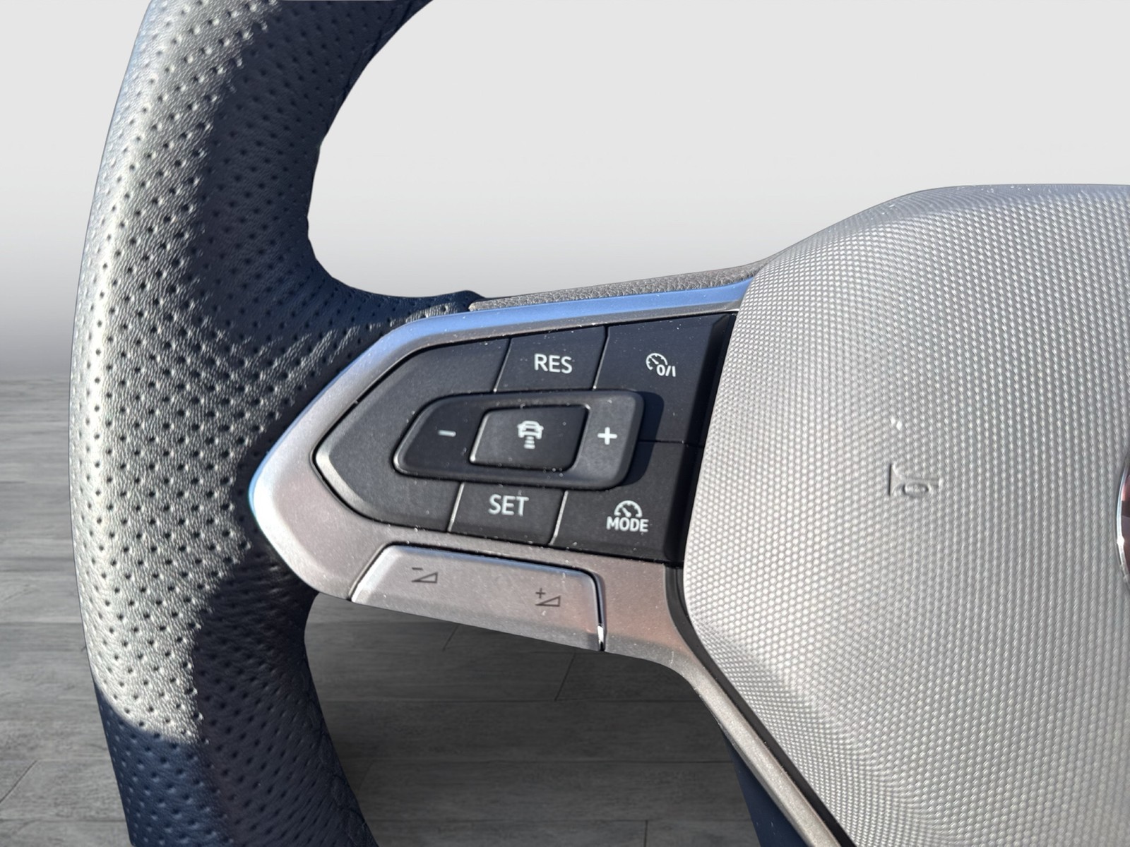 Volkswagen Touareg V6 R-LINE NEUES MODELL AHK CAM HEAD-UP