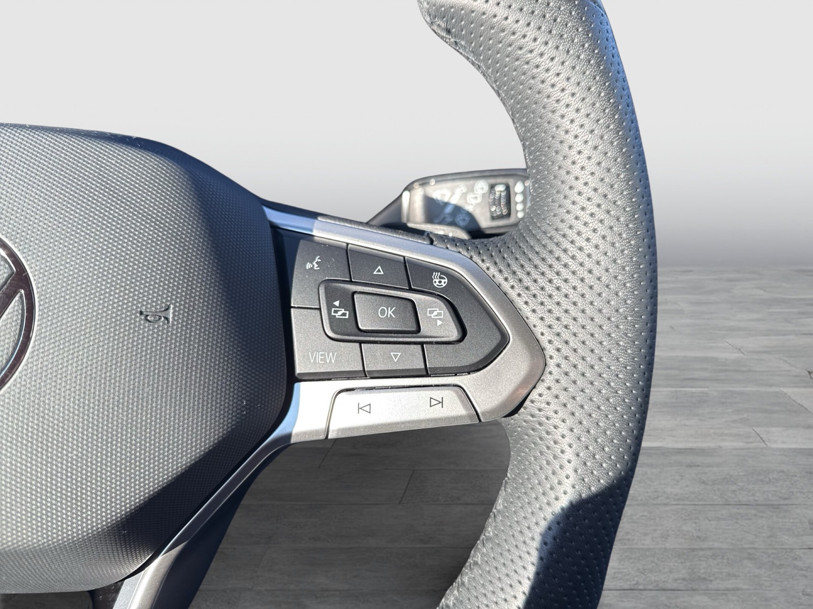 Volkswagen Touareg V6 R-LINE NEUES MODELL AHK CAM HEAD-UP