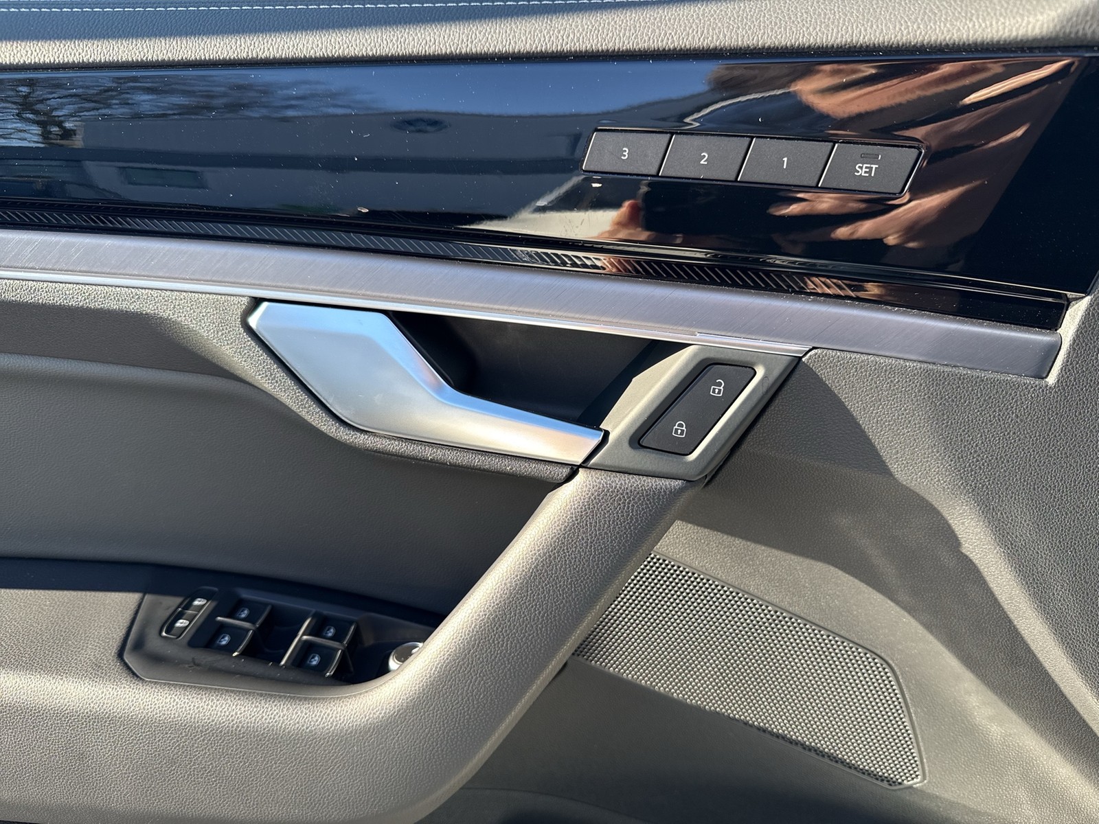 Volkswagen Touareg V6 R-LINE NEUES MODELL AHK CAM HEAD-UP