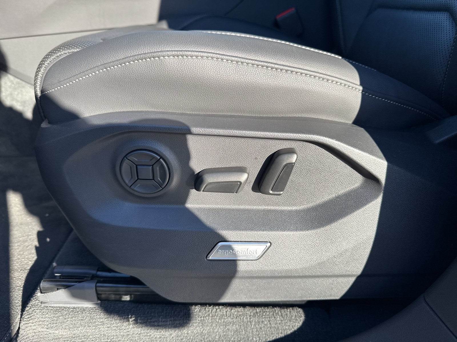 Volkswagen Touareg V6 R-LINE NEUES MODELL AHK CAM HEAD-UP