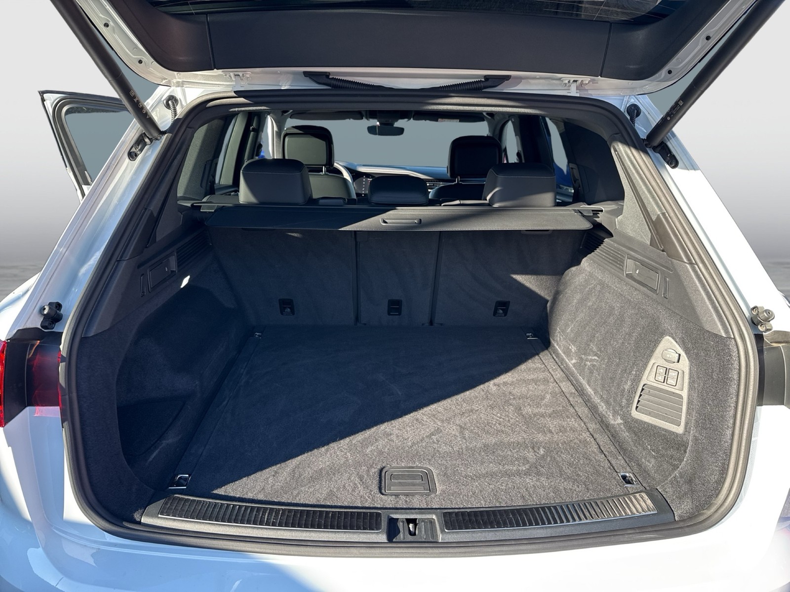 Volkswagen Touareg V6 R-LINE NEUES MODELL AHK CAM HEAD-UP