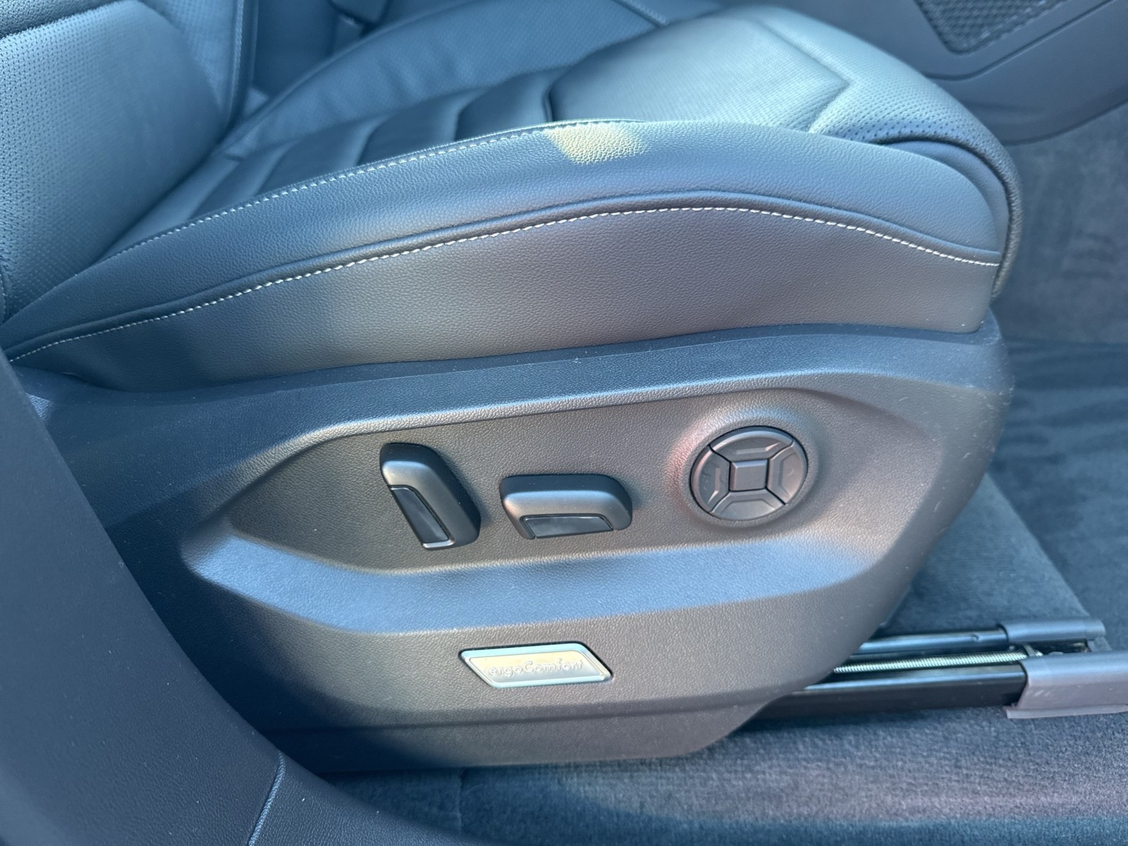 Volkswagen Touareg V6 R-LINE NEUES MODELL AHK CAM HEAD-UP