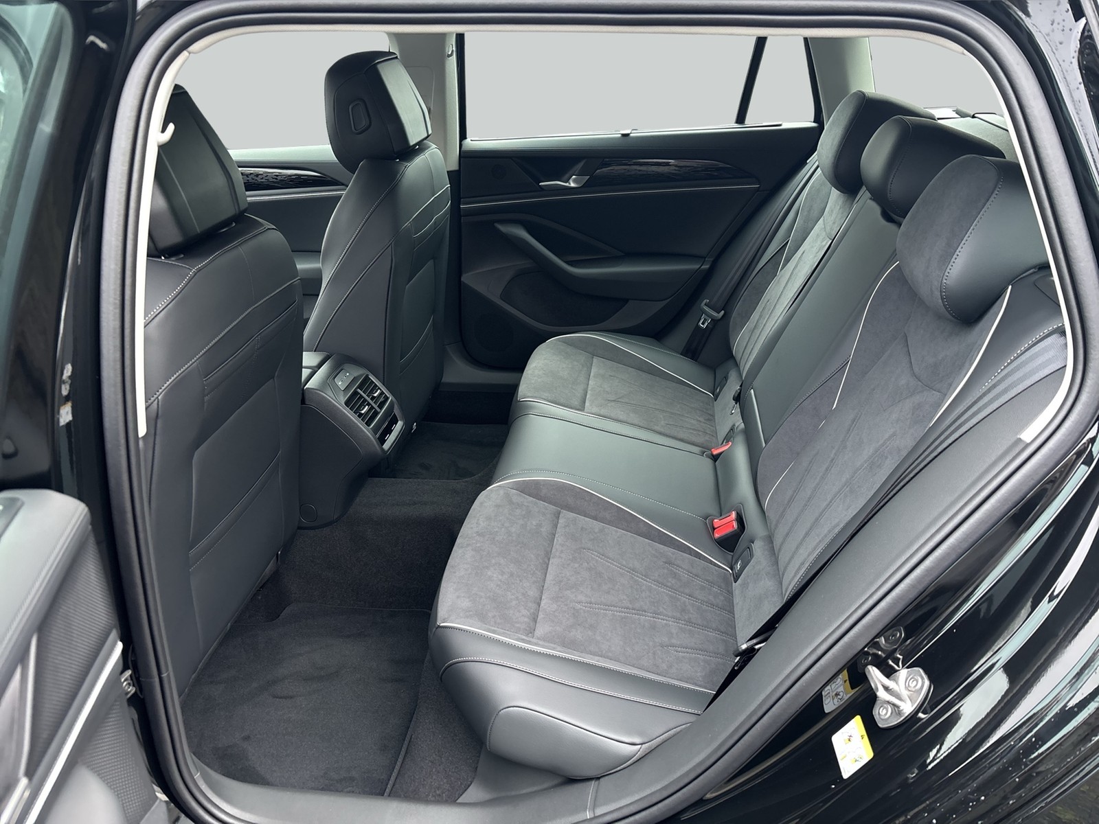 Volkswagen Passat Variant 1.5 HYBRID ELEGANCE NEUES MODELL