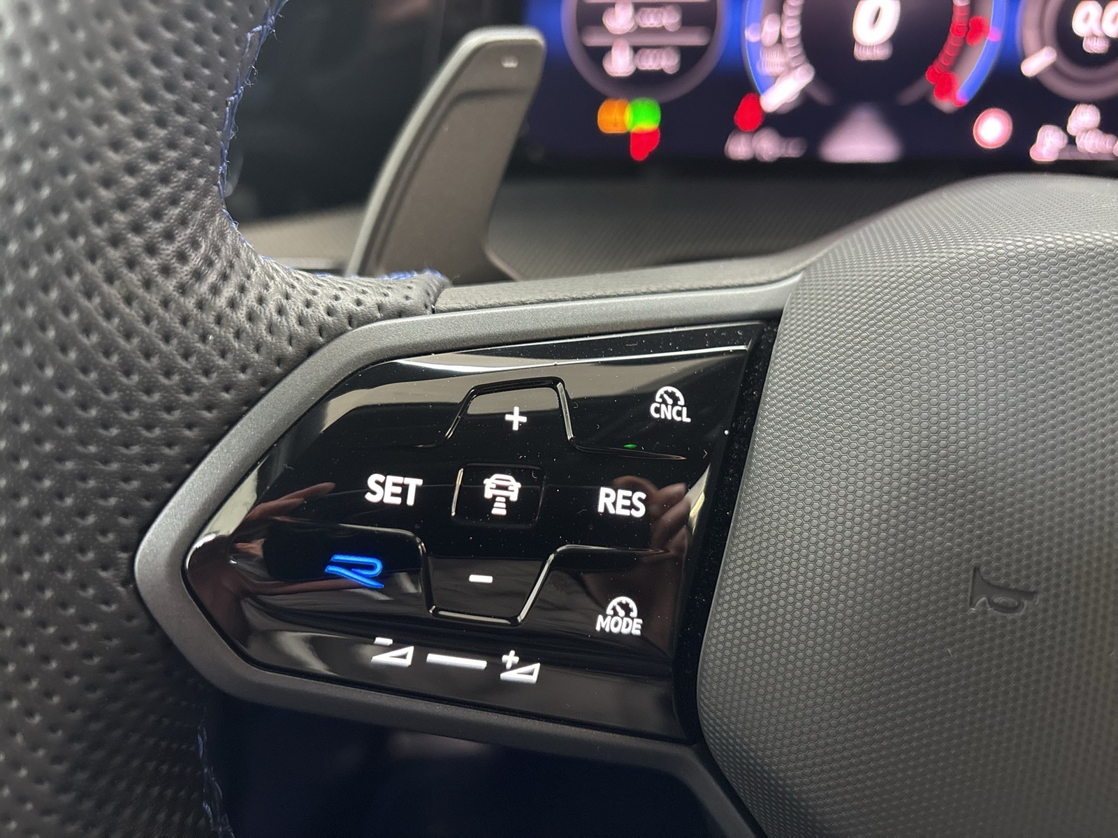 Volkswagen Golf VIII 2.0 R BLACK EDITION 4X4 AKRAPOVIC LM19