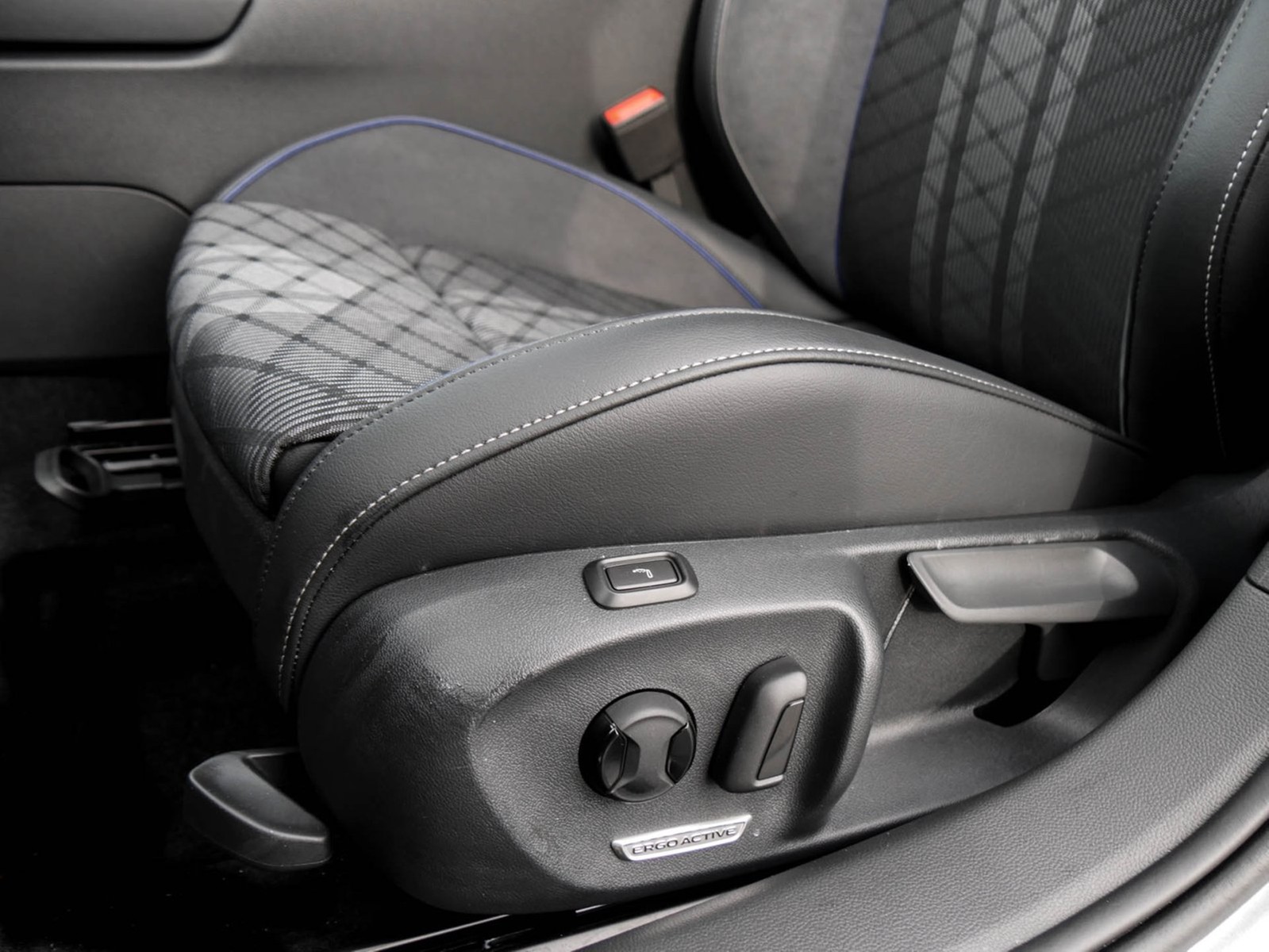 Volkswagen Passat Variant 2.0 R-LINE 4X4 NEUESMODELL AHK 18Z