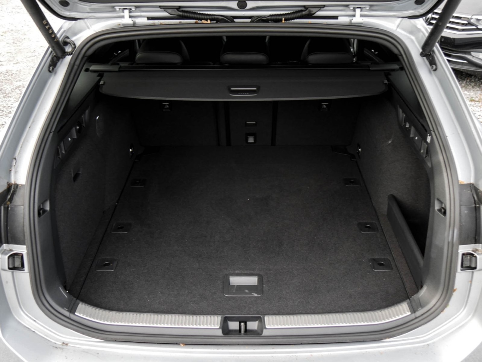 Volkswagen Passat Variant 2.0 R-LINE 4X4 NEUESMODELL AHK 18Z