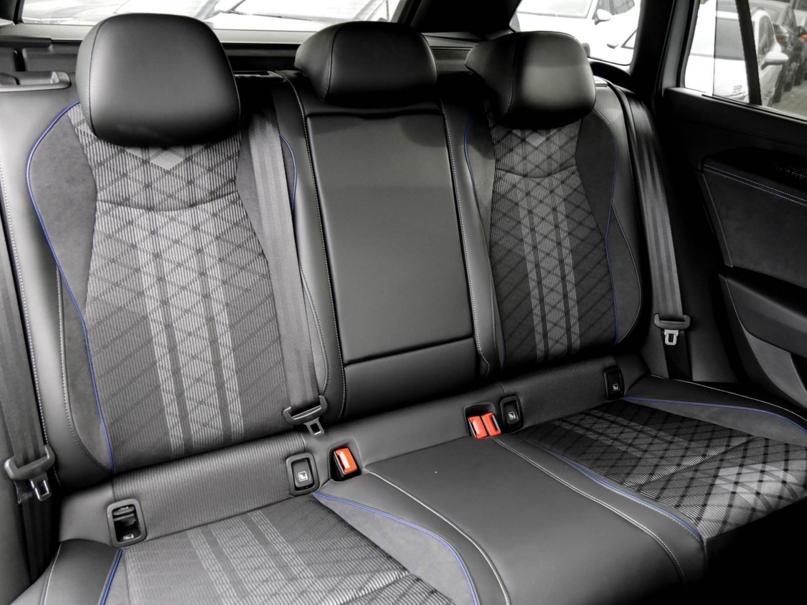 Volkswagen Passat Variant 2.0 R-LINE 4X4 NEUESMODELL AHK 18Z