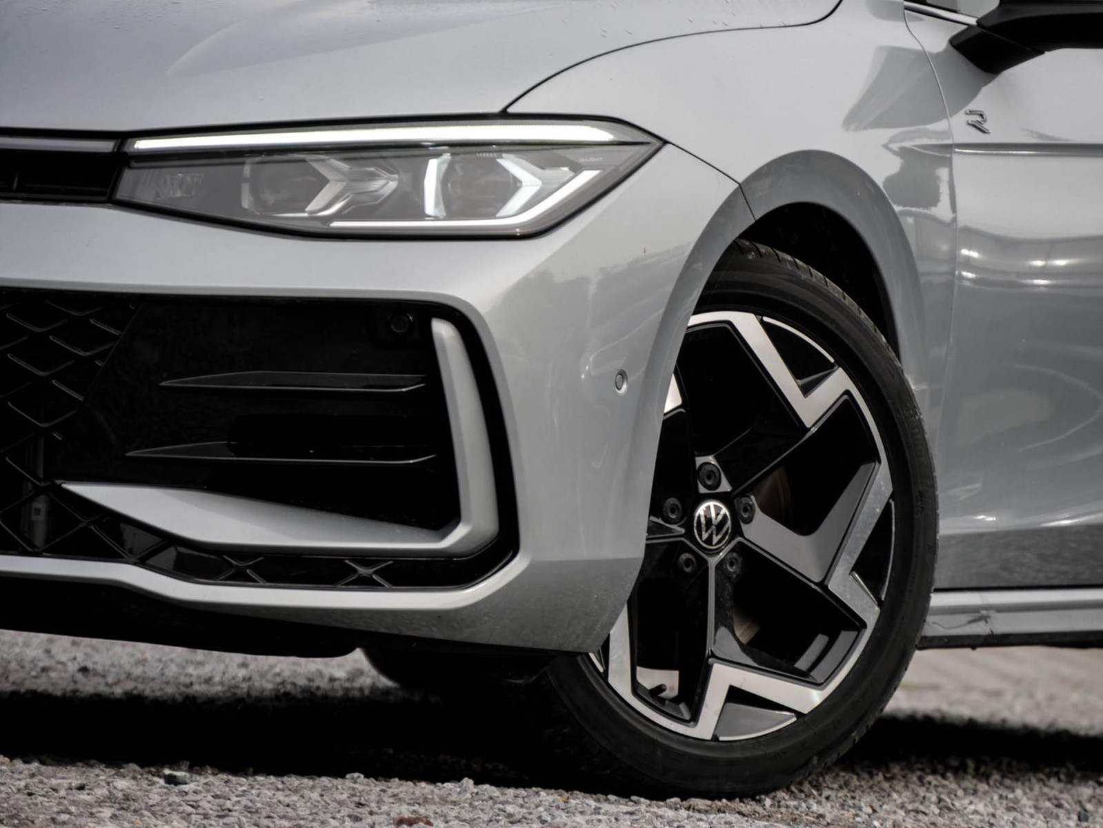 Volkswagen Passat Variant 2.0 R-LINE 4X4 NEUESMODELL AHK 18Z