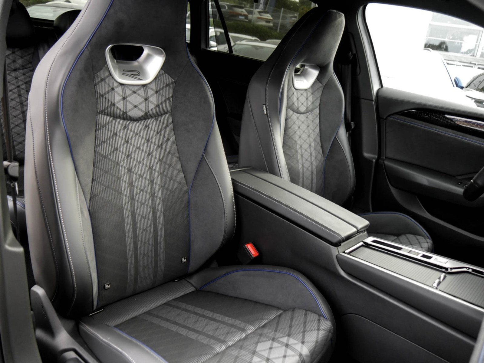 Volkswagen Passat Variant 2.0 R-LINE 4X4 NEUESMODELL AHK 18Z