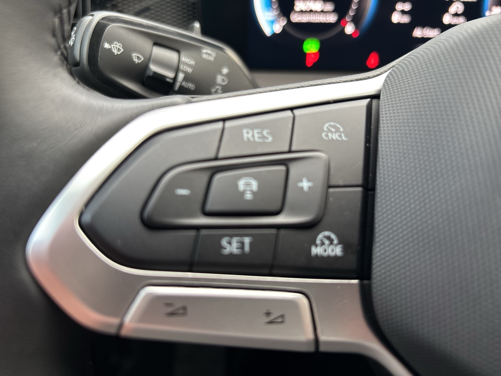 Volkswagen Tayron 2.0 LIFE 4X4 7SITZE AHK 360°CAM ACC LM18