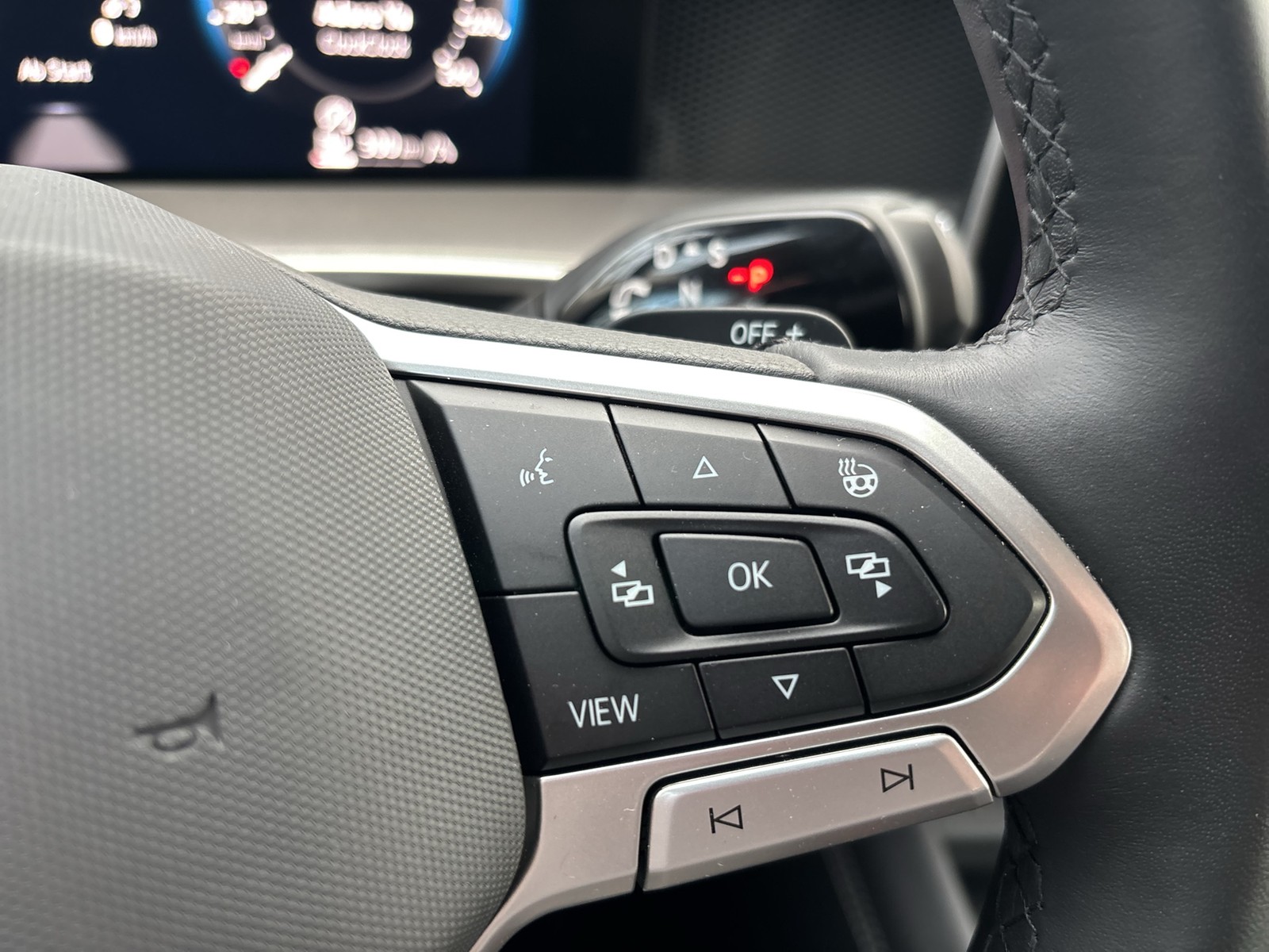 Volkswagen Tayron 2.0 LIFE 4X4 7SITZE AHK 360°CAM ACC LM18