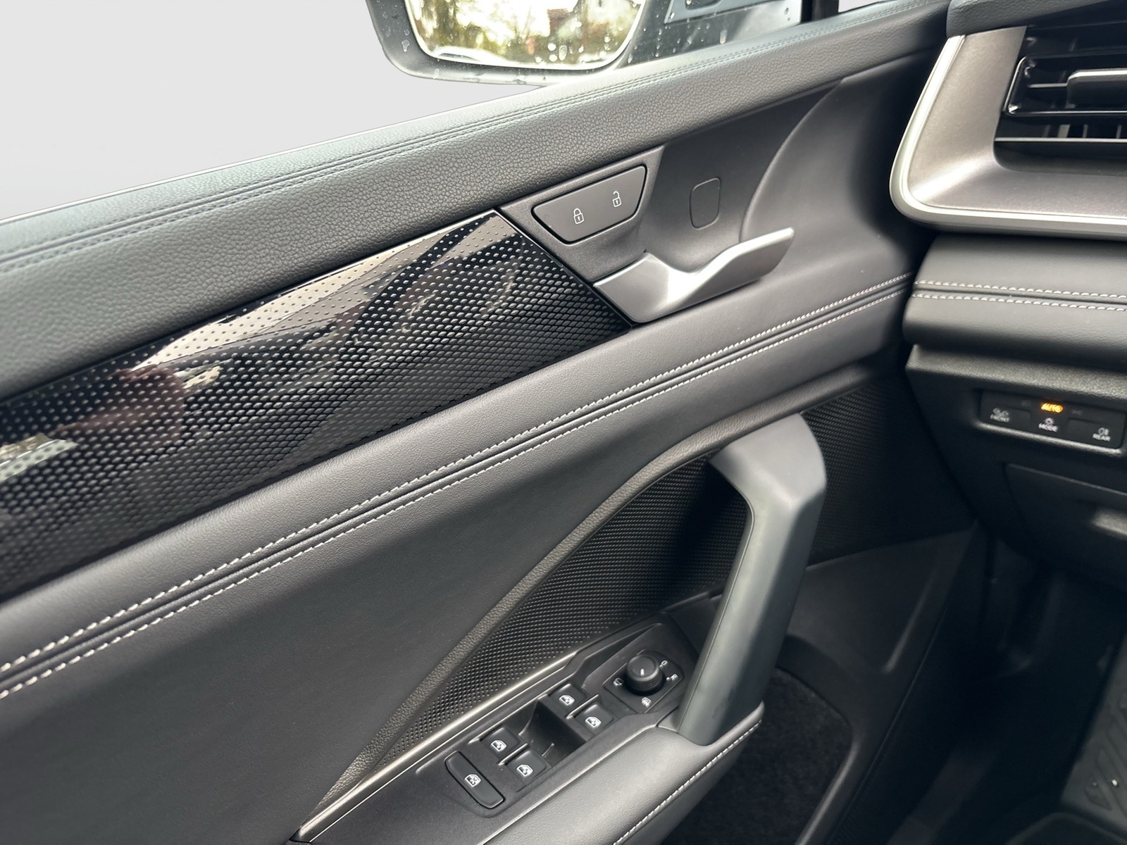 Volkswagen Tayron 2.0 LIFE 4X4 7SITZE AHK 360°CAM ACC LM18