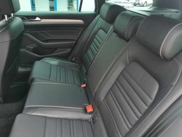 Volkswagen Passat Variant 2.0 R-LINE LEDER PANO ALU19 STHZG