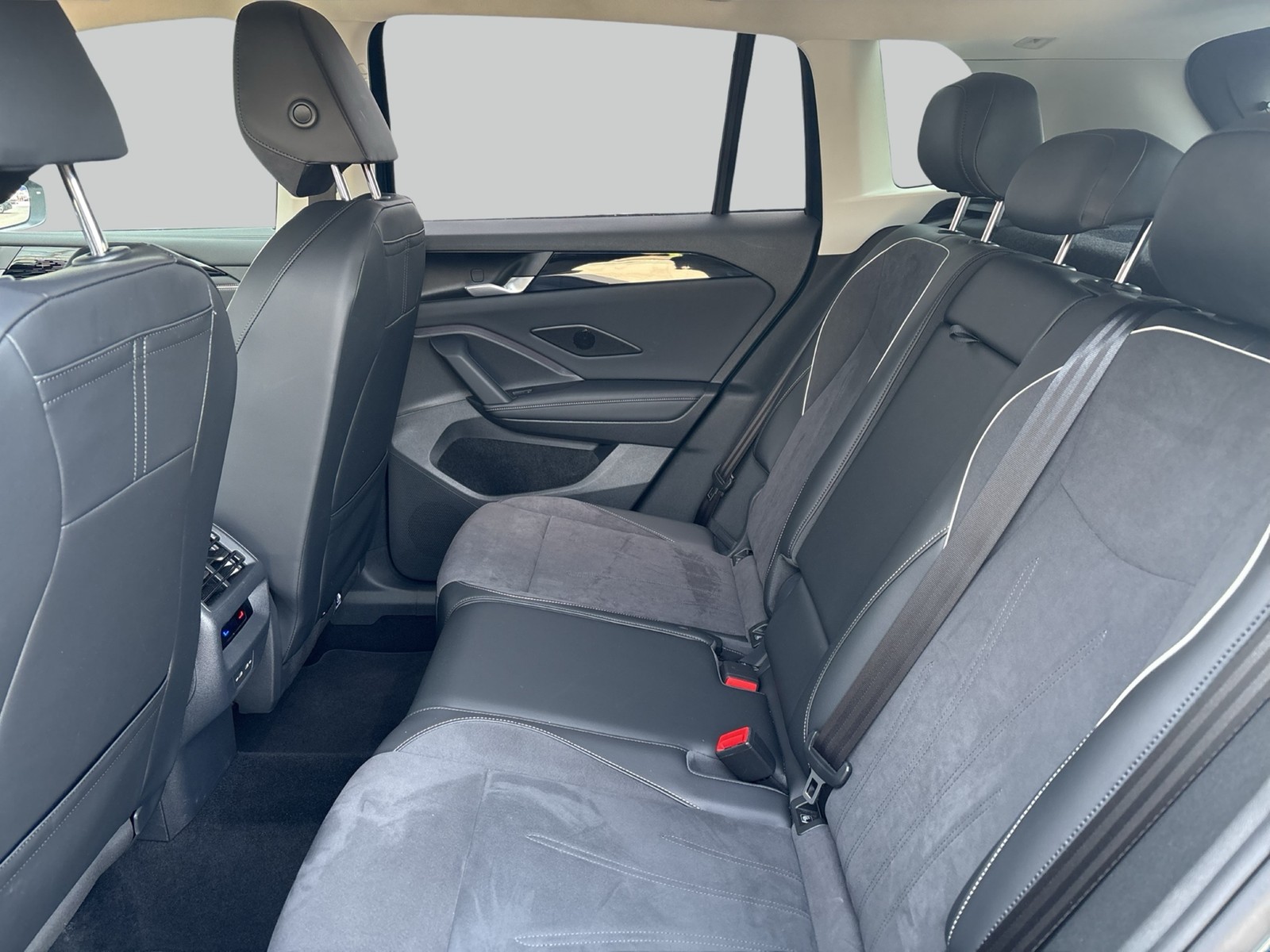 Volkswagen Tiguan 2.0 ELEGANCE 4X4 AHK CAM ACC LM18 NAVI
