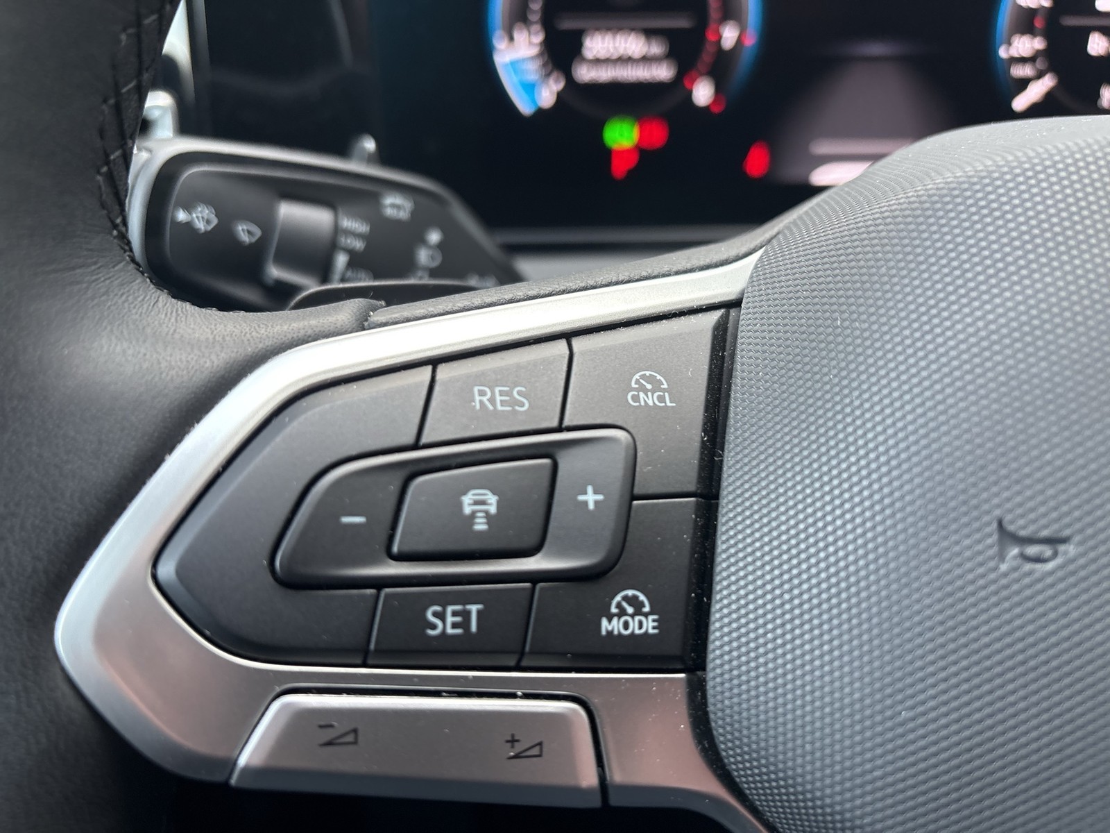 Volkswagen Tiguan 2.0 ELEGANCE 4X4 AHK CAM ACC LM18 NAVI