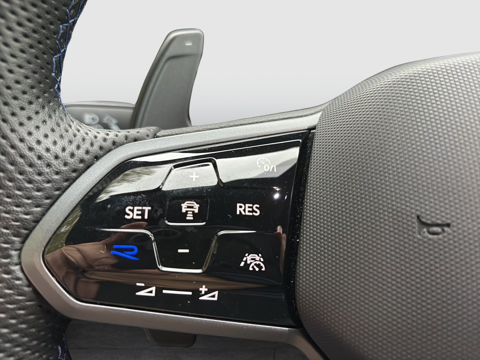 Volkswagen Tiguan 2.0 R BLACKSTYLE 4X4 LEDER 360CAM ACC 21Z