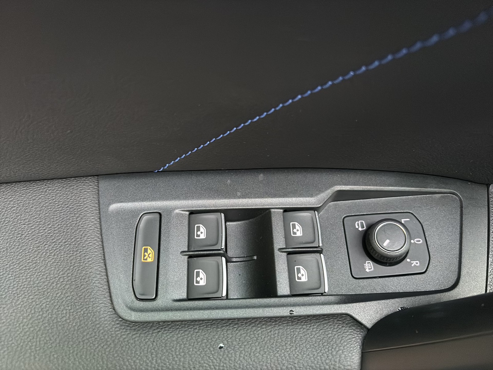 Volkswagen Tiguan 2.0 R BLACKSTYLE 4X4 LEDER 360CAM ACC 21Z