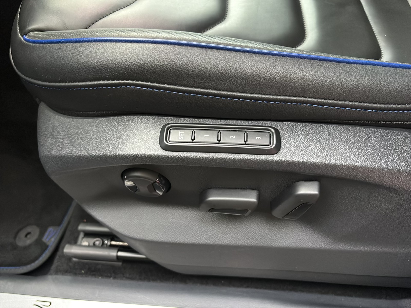 Volkswagen Tiguan 2.0 R BLACKSTYLE 4X4 LEDER 360CAM ACC 21Z