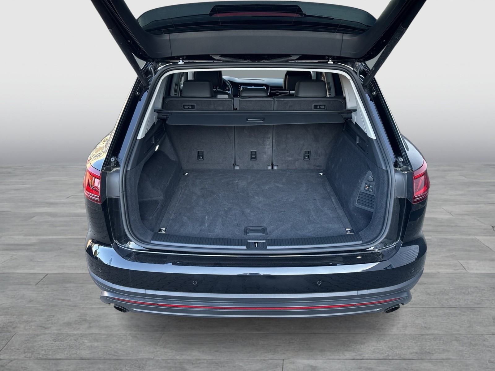 Volkswagen Touareg V6 LUFTFEDERUNG AHK CAM ACC LM19 EKLAPPE