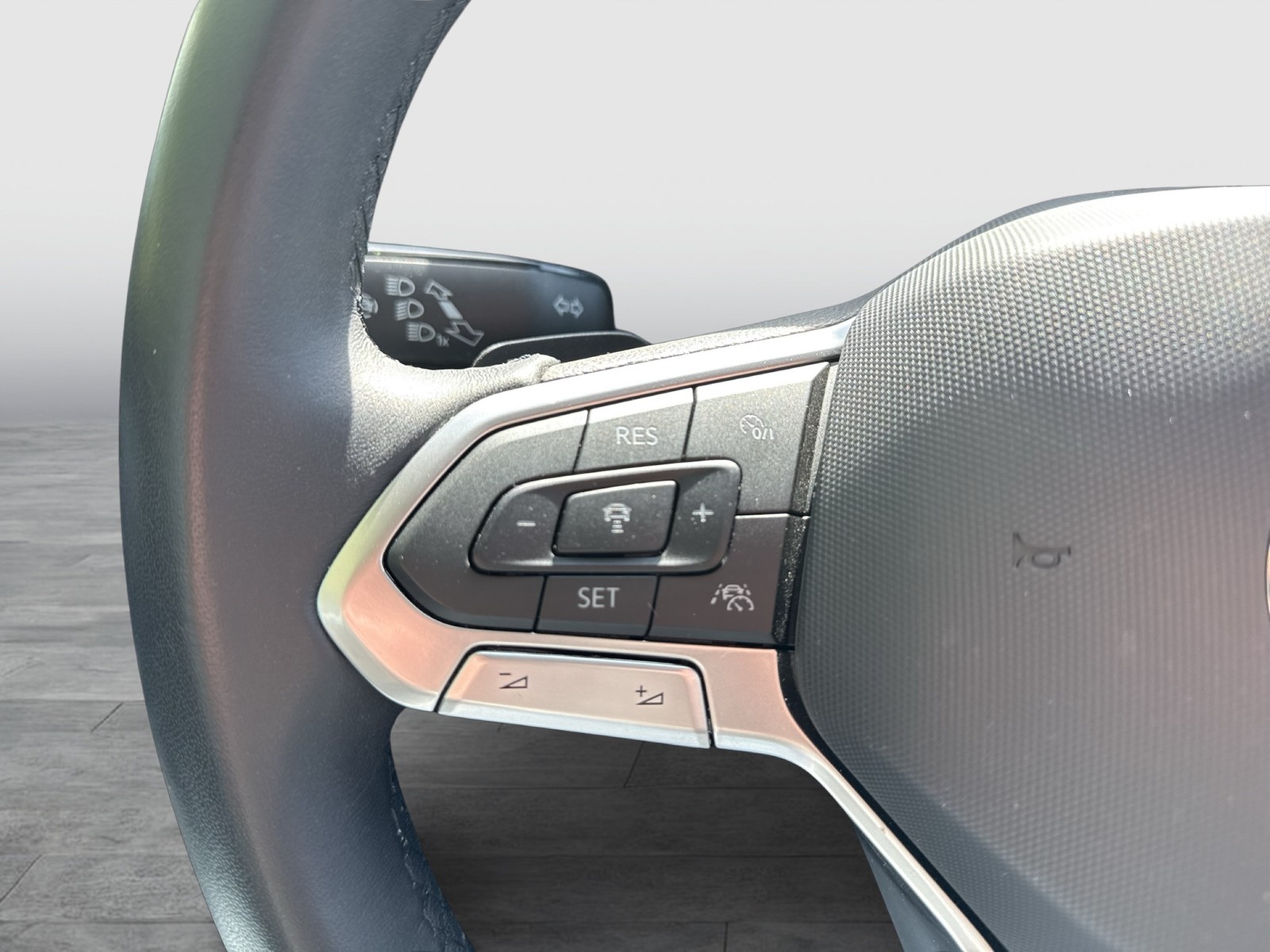 Volkswagen Golf VIII 1.5 eTSI STYLE CAM ACC LM17 CARPLAY