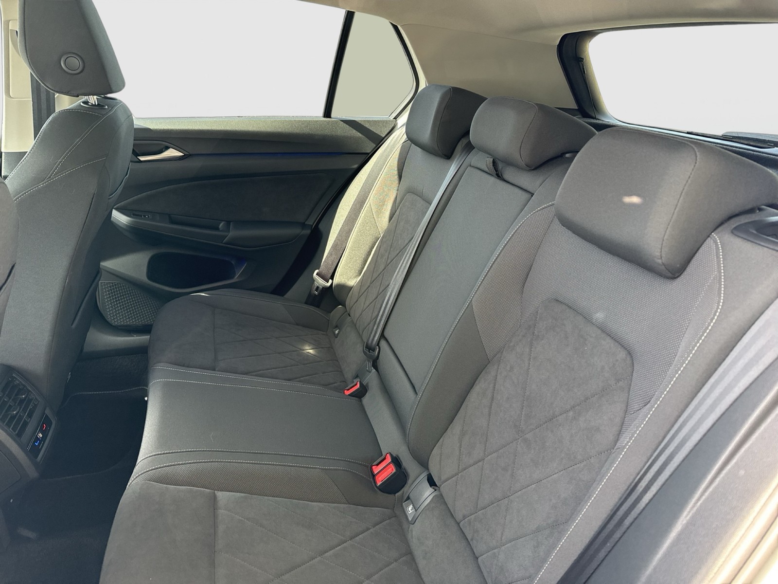 Volkswagen Golf VIII 1.5 eTSI STYLE CAM ACC LM17 CARPLAY