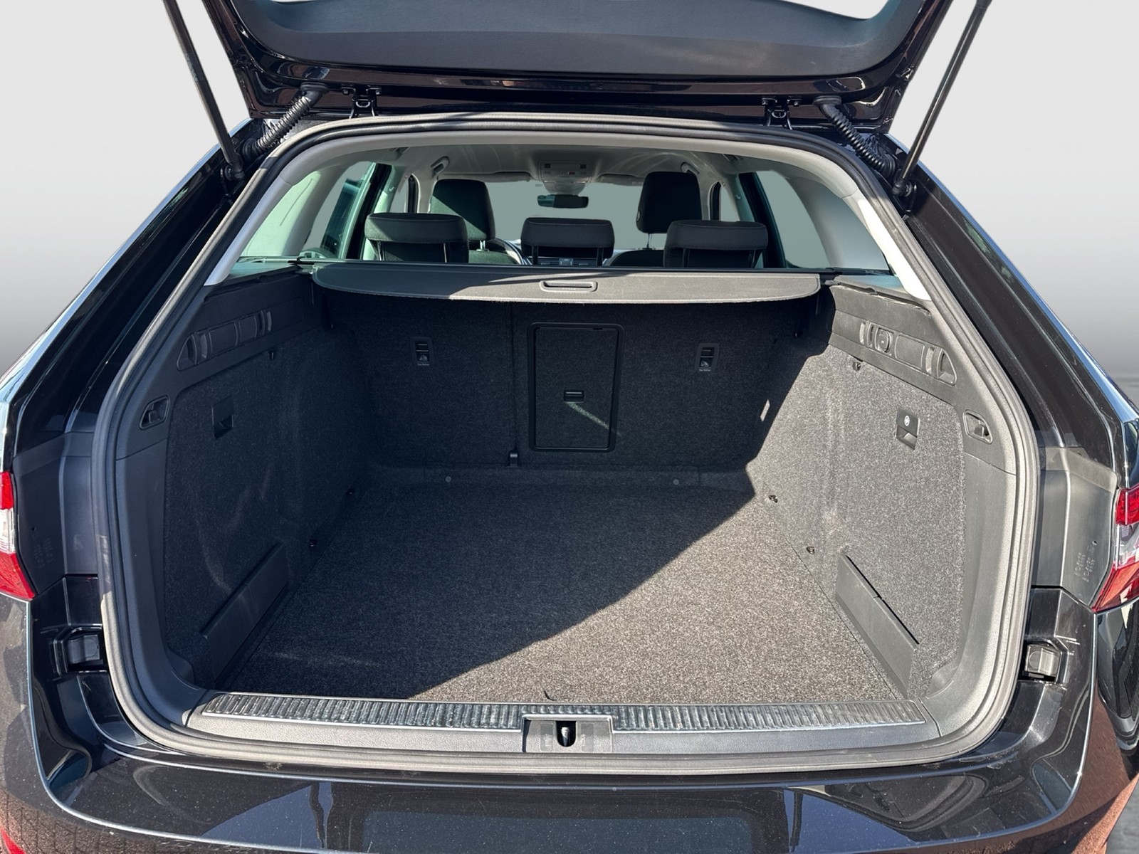 Skoda Superb Combi 1.5 ACC NAVI ALU CARPLAY SITZHEIZ.