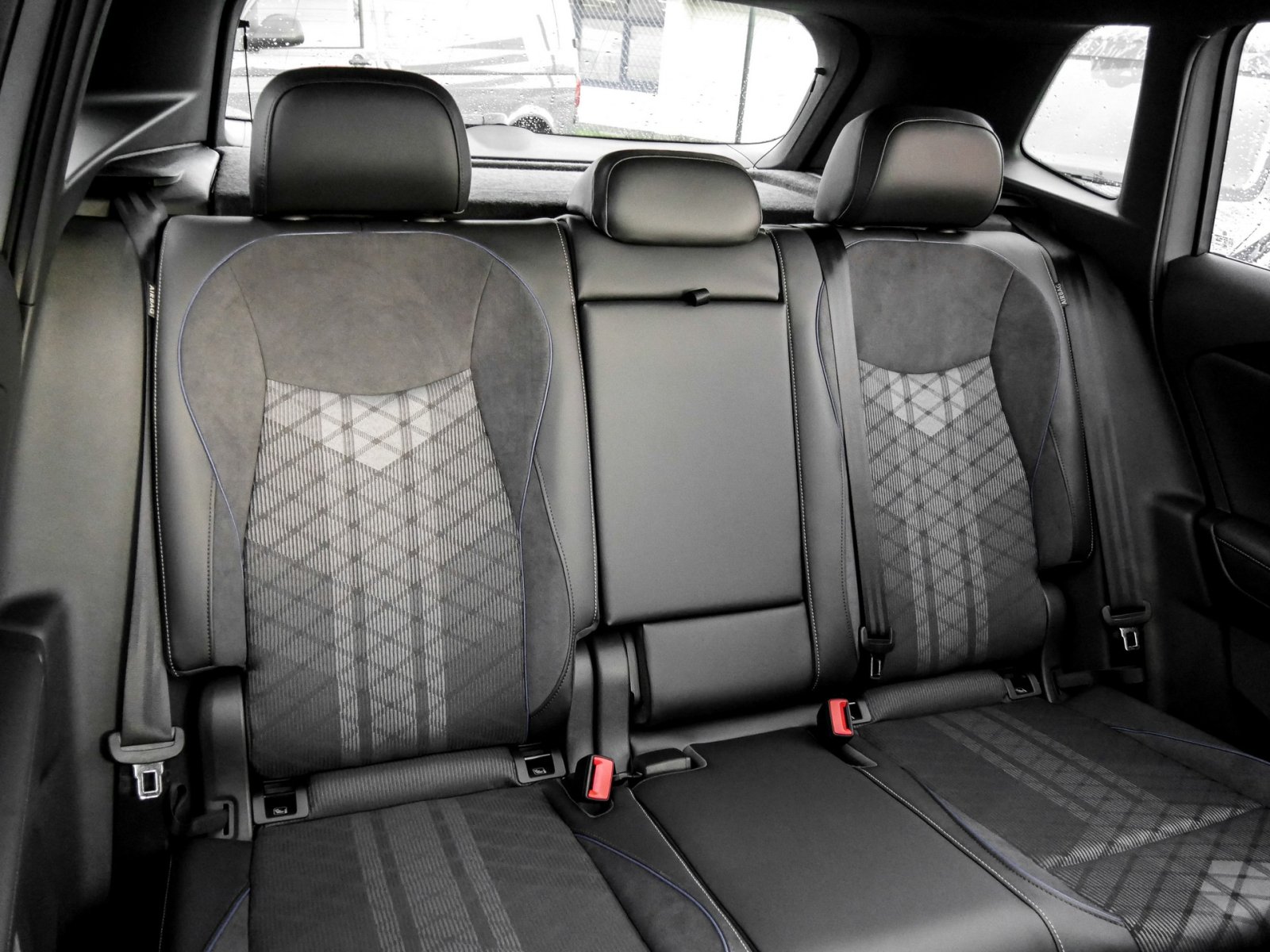 Volkswagen Tiguan 2.0 TDI R-LINE DSG AHK PANO STDHZG