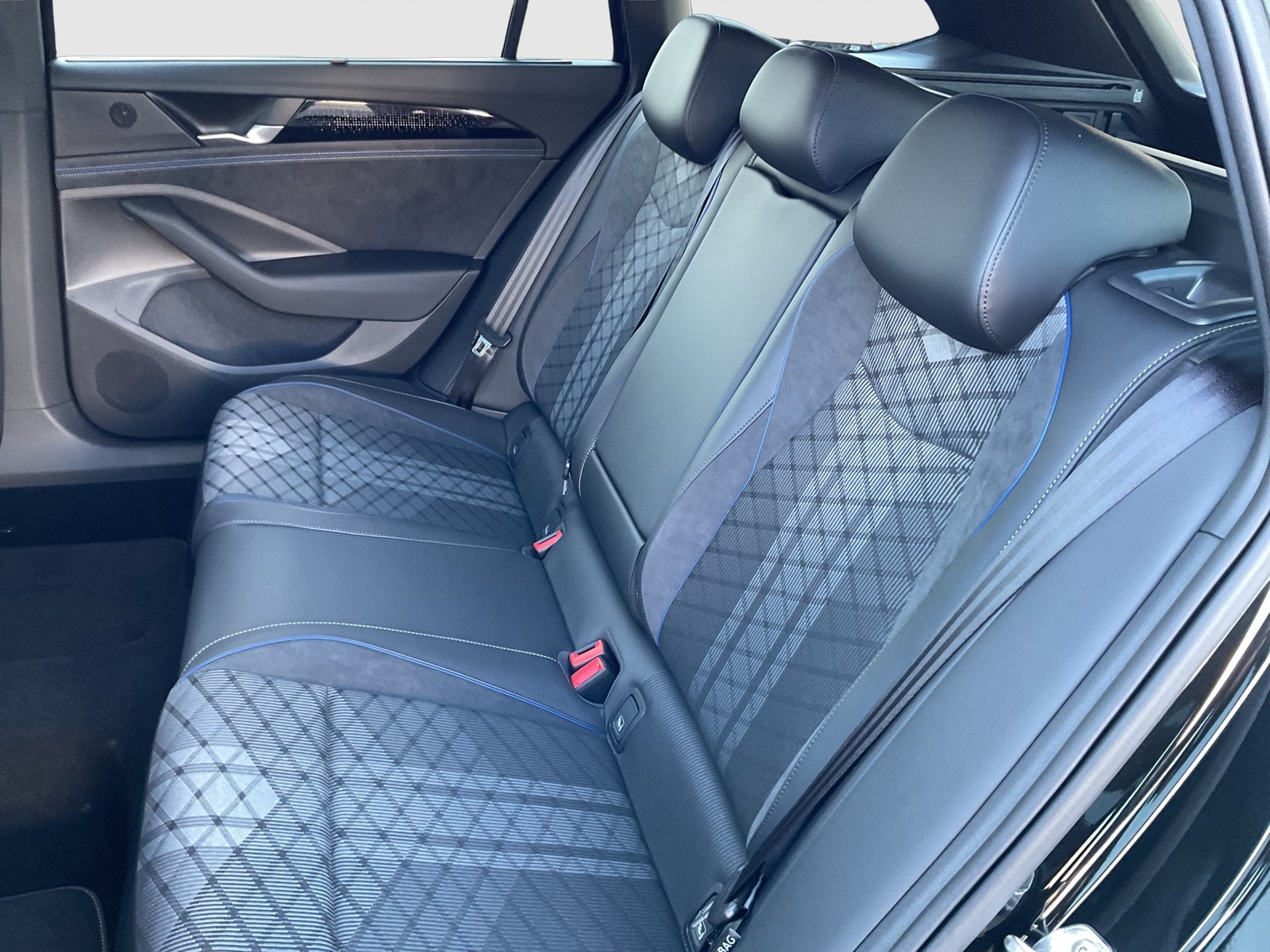 Volkswagen Passat Variant 2.0 R-LINE NEUES MODELL AHK LM19