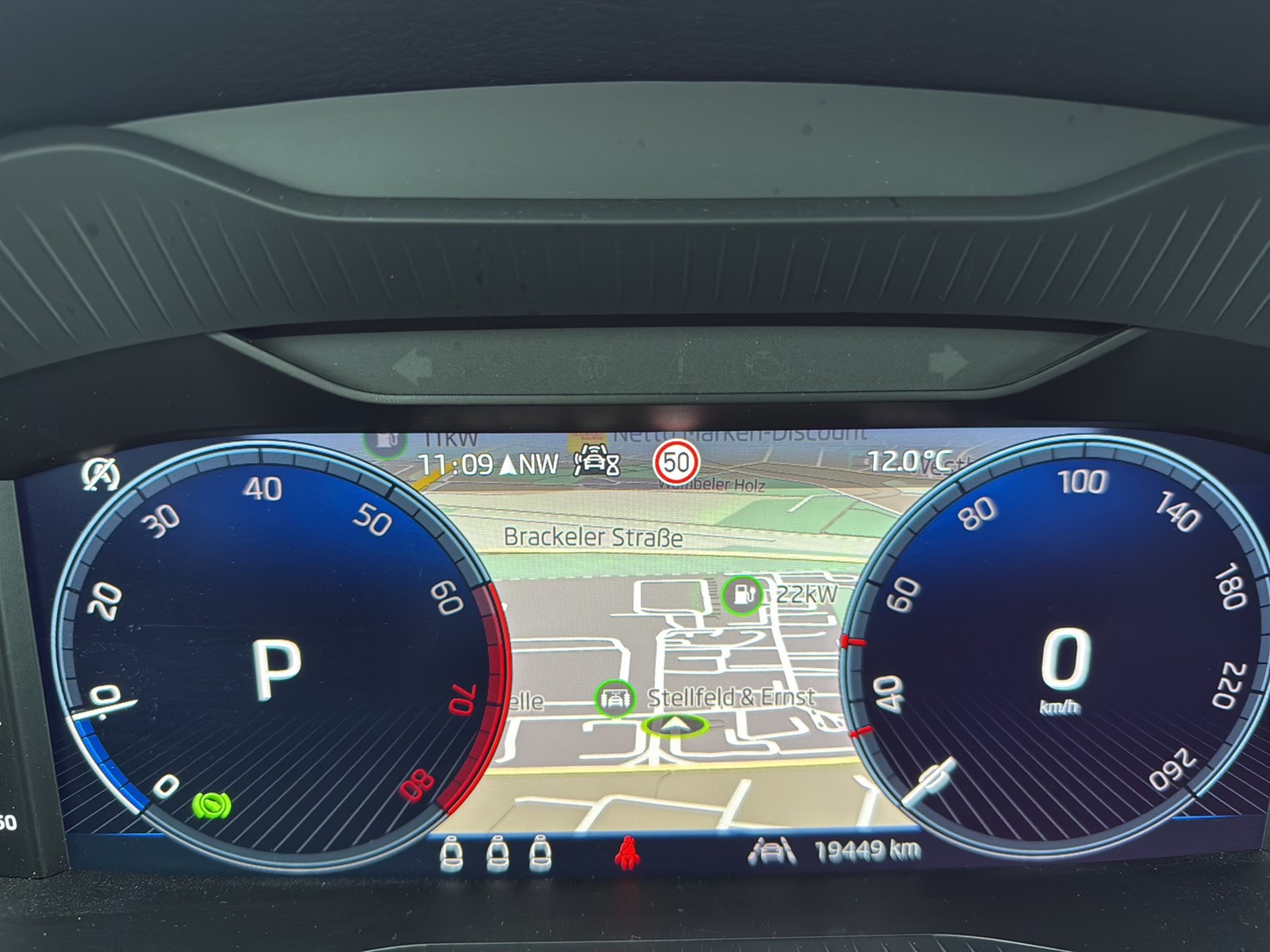 Skoda Karoq 1.5 TOUR PANO AHK 360°CAM E-KLAPPE NAVI